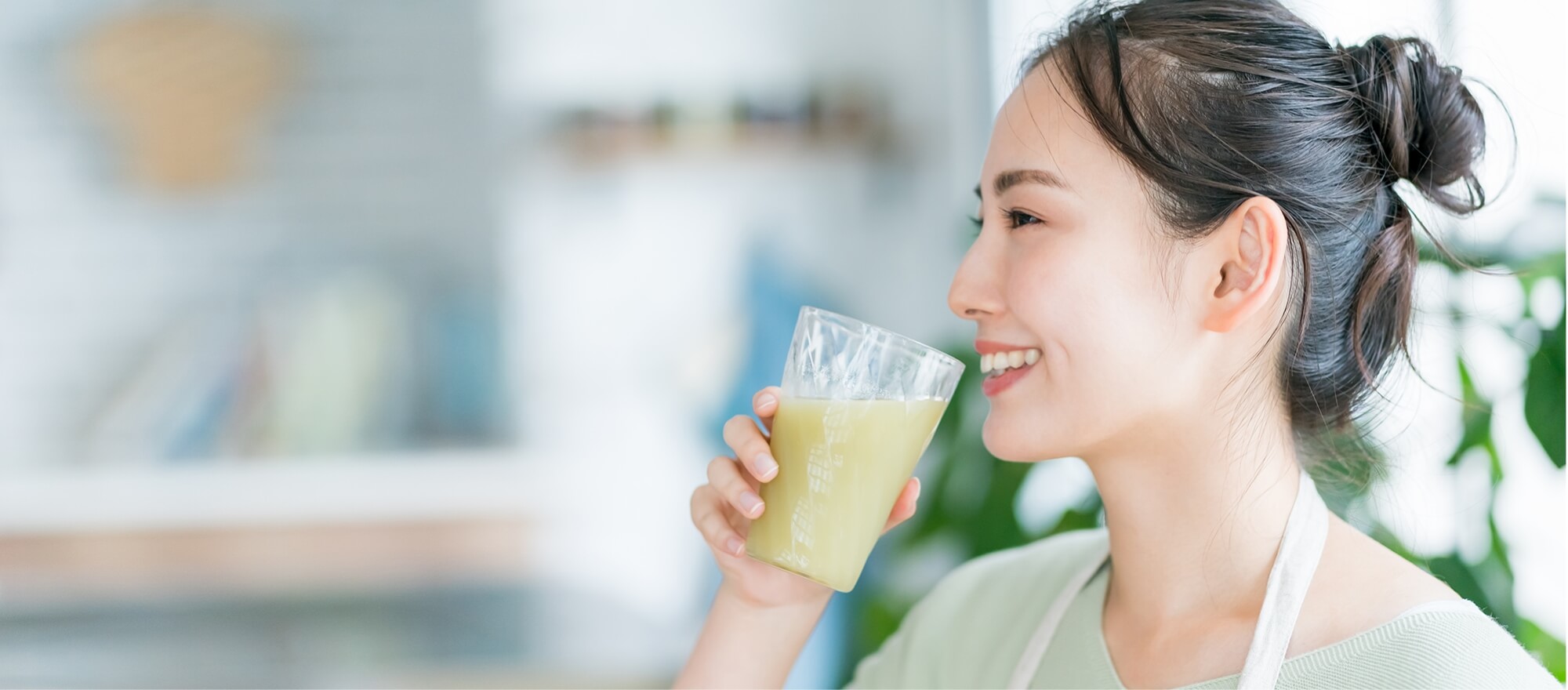 飲料を飲む女性