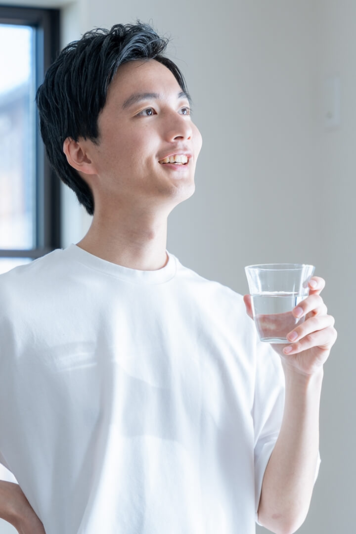 水を飲む男性