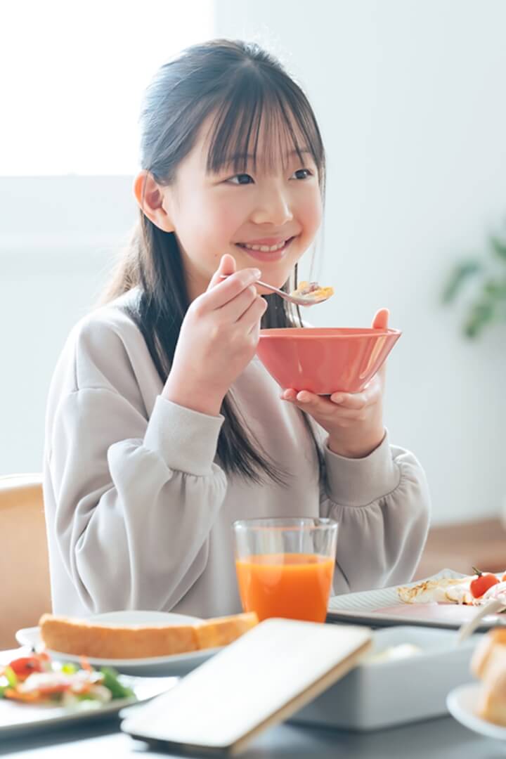 食事をする女性